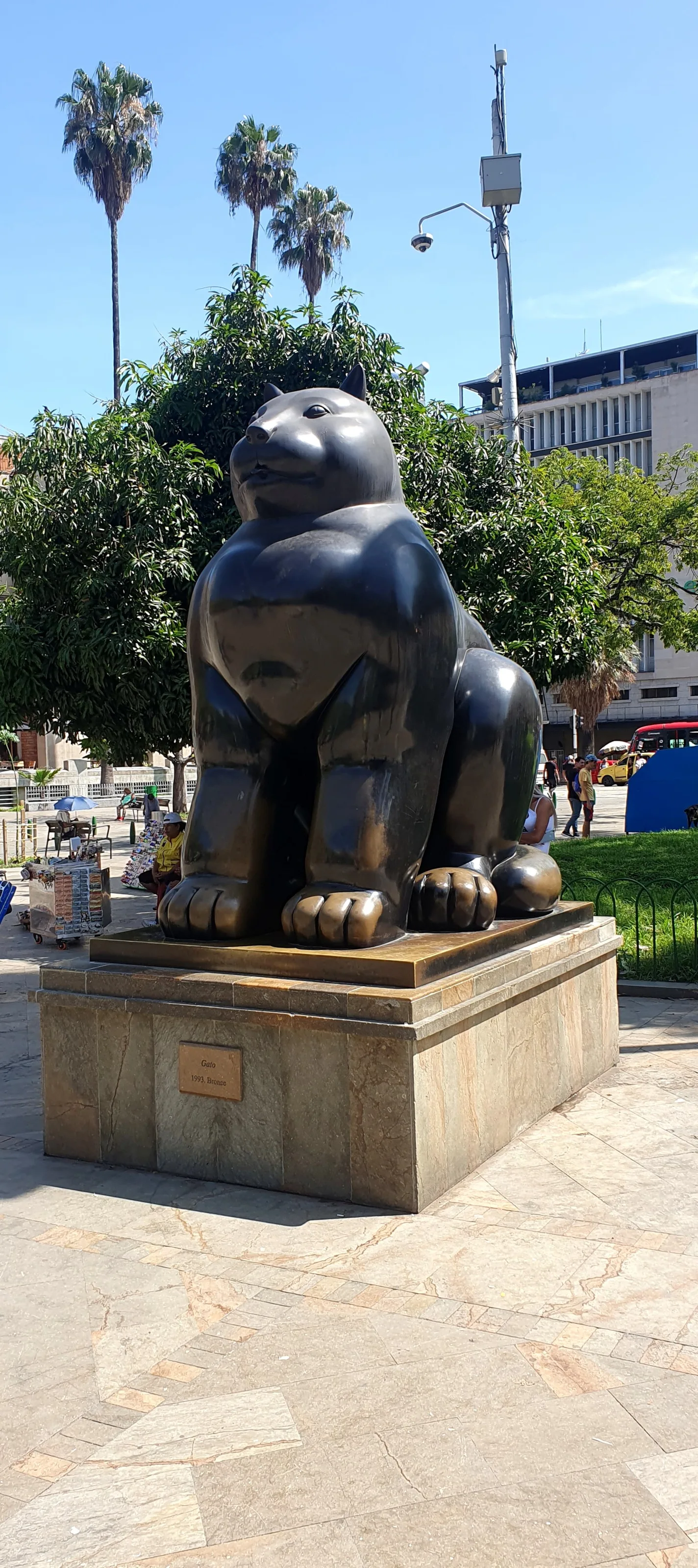 El Gato de Botero en la plaza, frente al Museo de Antioquia