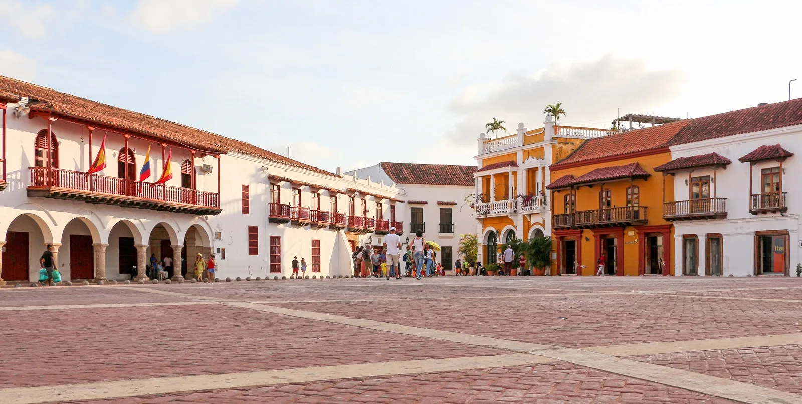 Costado de la Plaza de la Aduana con la Alcaldía y casas de colores