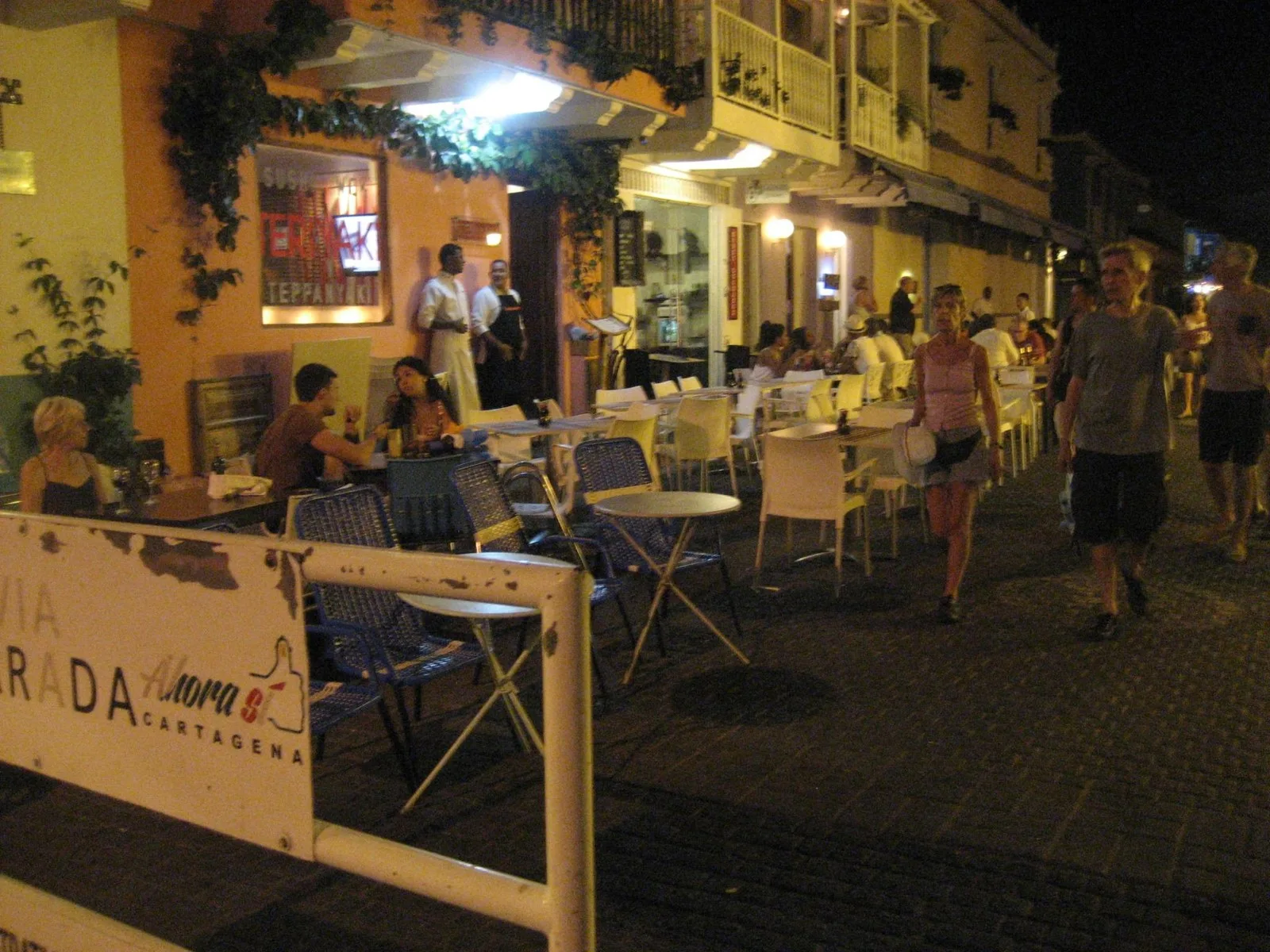Mesas de restaurantes en la Plaza de San Diego de noche
