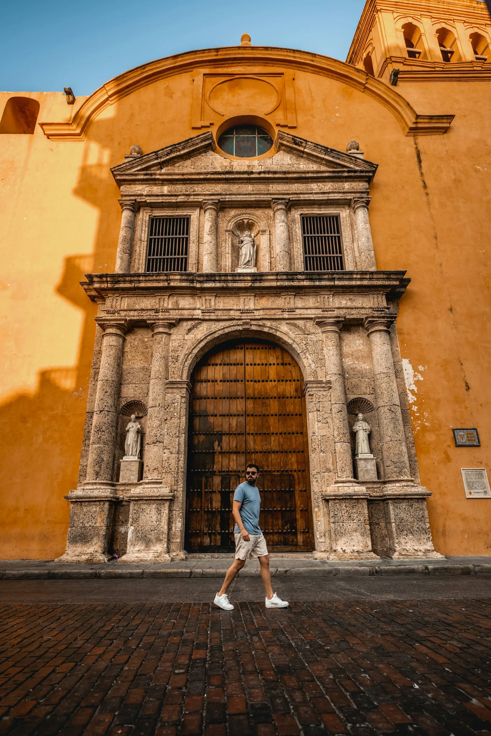Fachada de la iglesia de Santo Domingo, de piedra y muros ocres, frente a la plaza