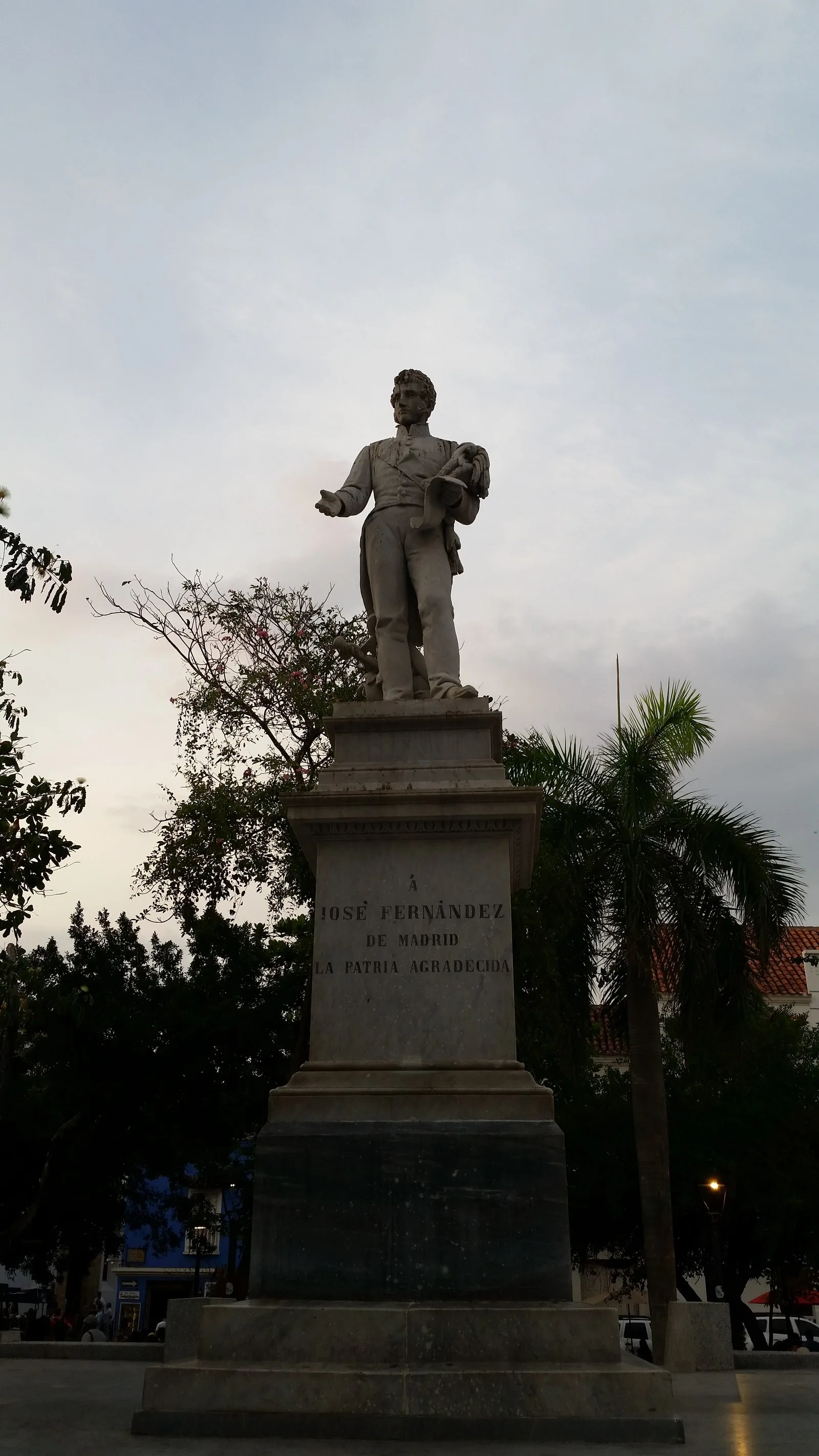 Estatua de José Fernández de Madrid en el centro de la plaza