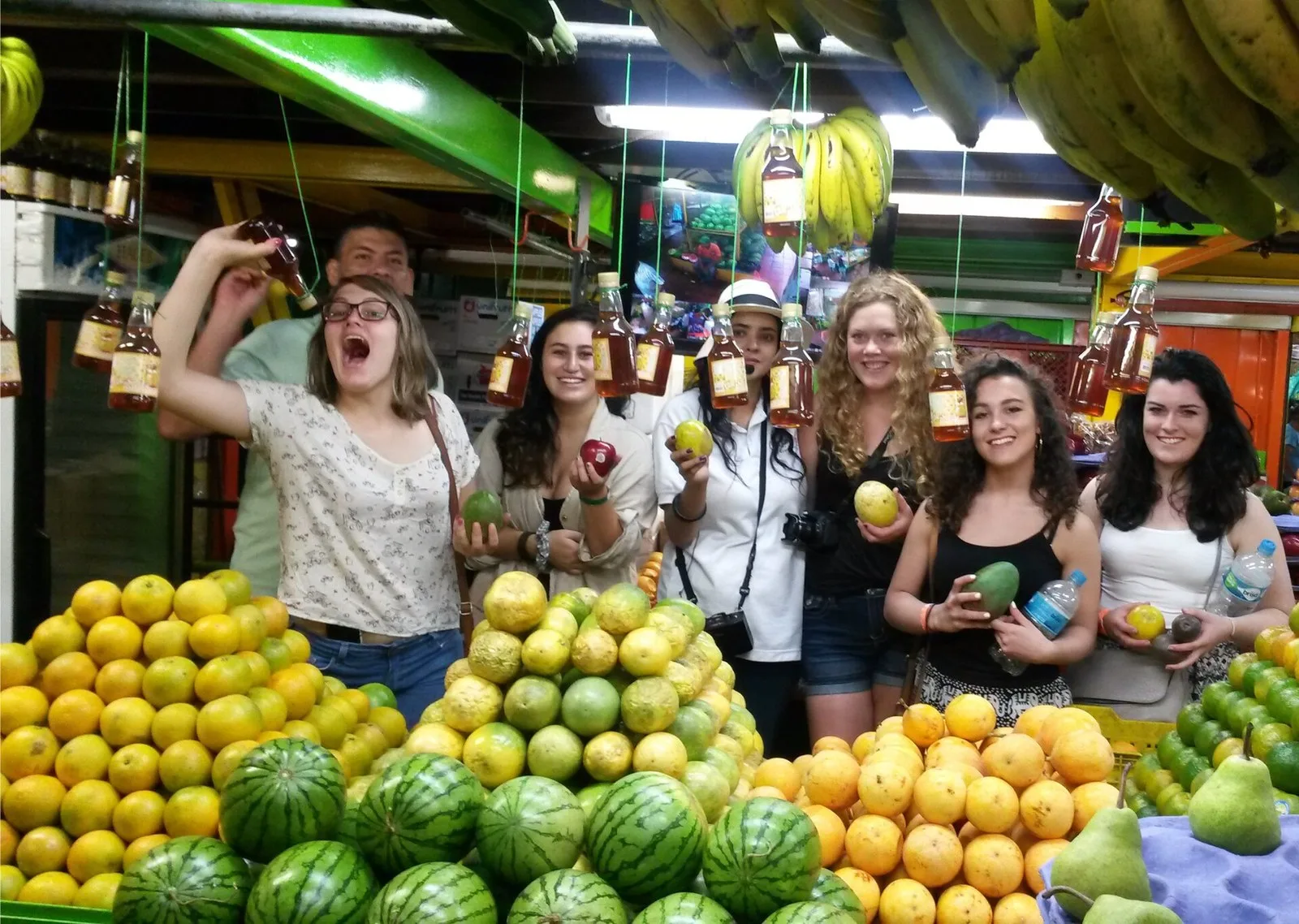 Puesto de frutas en la Plaza Minorista con visitantes de un recorrido a pie