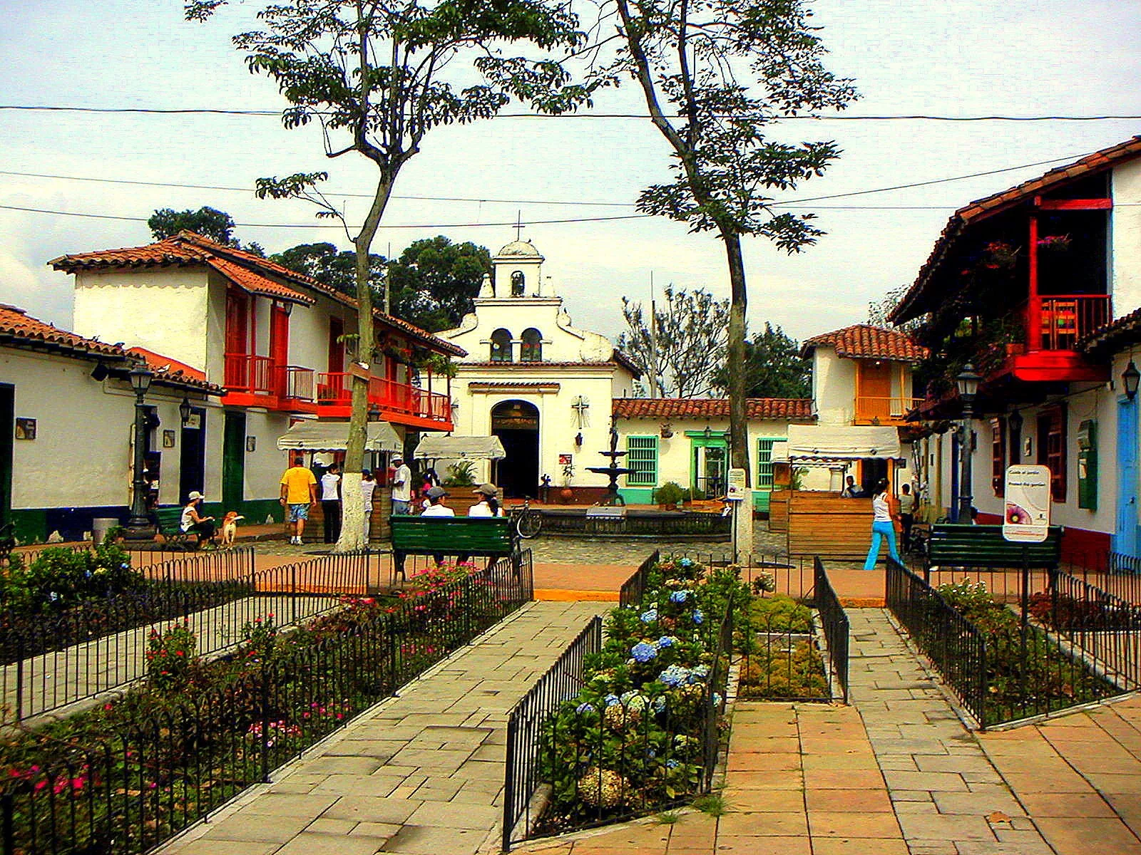 Plaza del Pueblito Paisa con la capilla y casas de balcones de colores