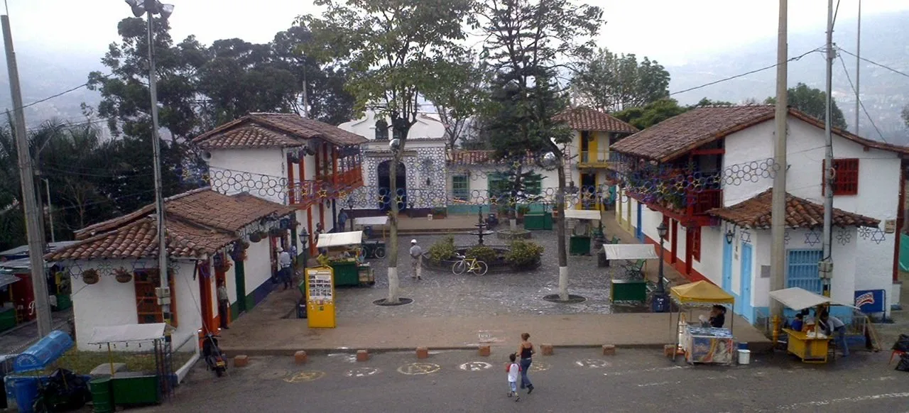Vista de la plaza del Pueblito Paisa en la cima del Cerro Nutibara
