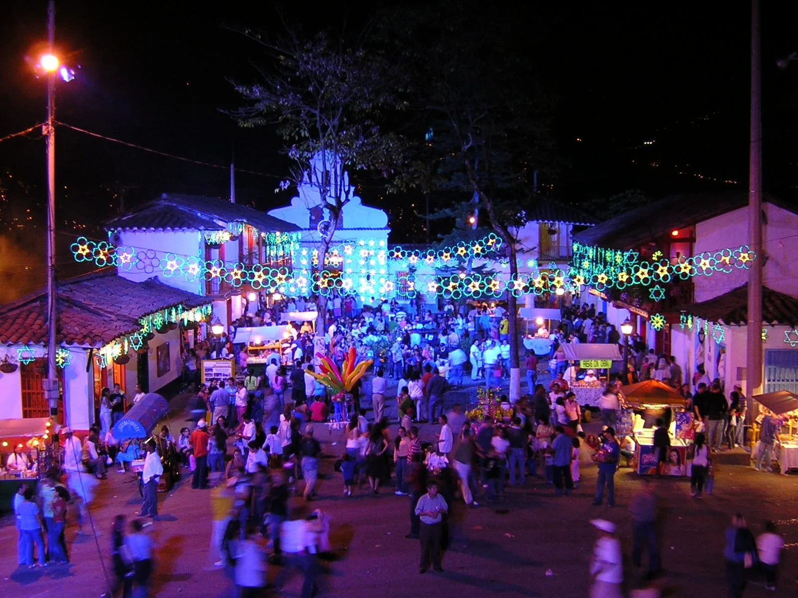 El Pueblito Paisa iluminado con alumbrados de Navidad