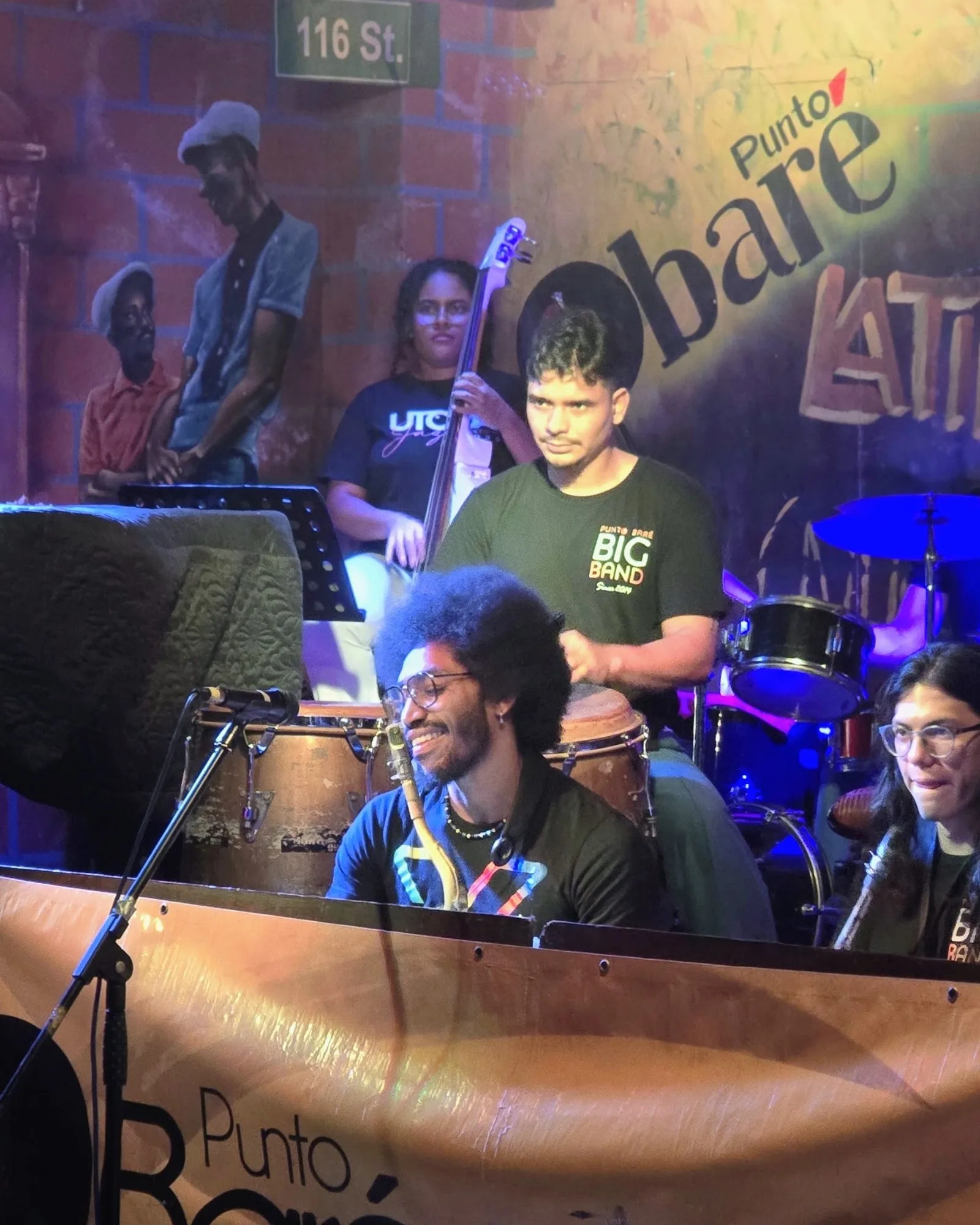 Músicos de la Punto Baré Big Band en la tarima, con saxofón, contrabajo y percusión