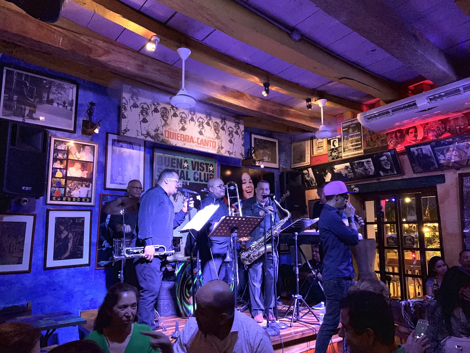 Banda de salsa tocando en vivo en Quiebracanto