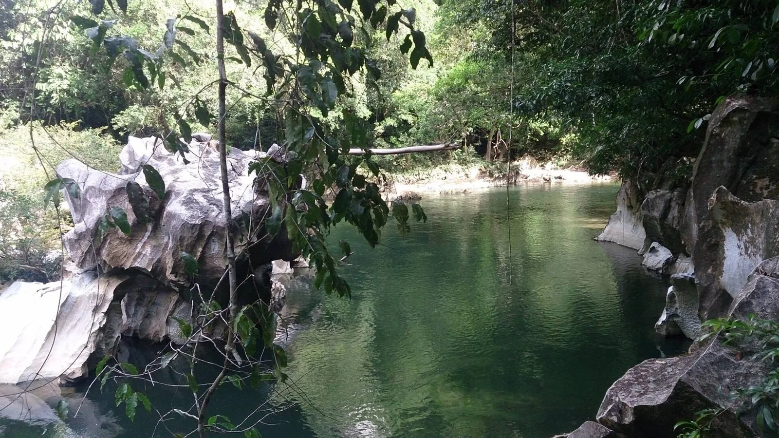Pozo tranquilo del río Claro rodeado de rocas de mármol blanco