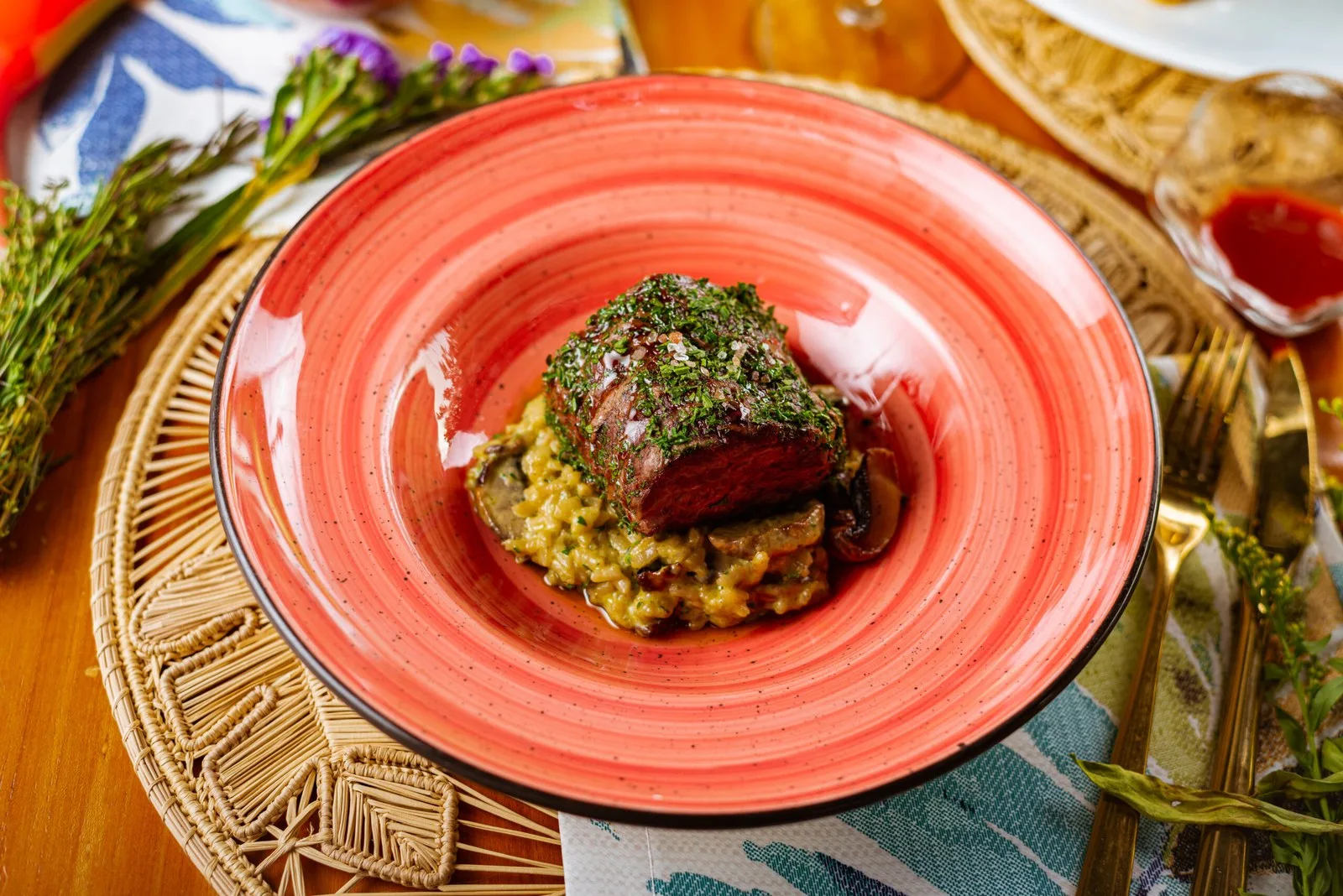 Plato de carne sobre risotto servido en el restaurante