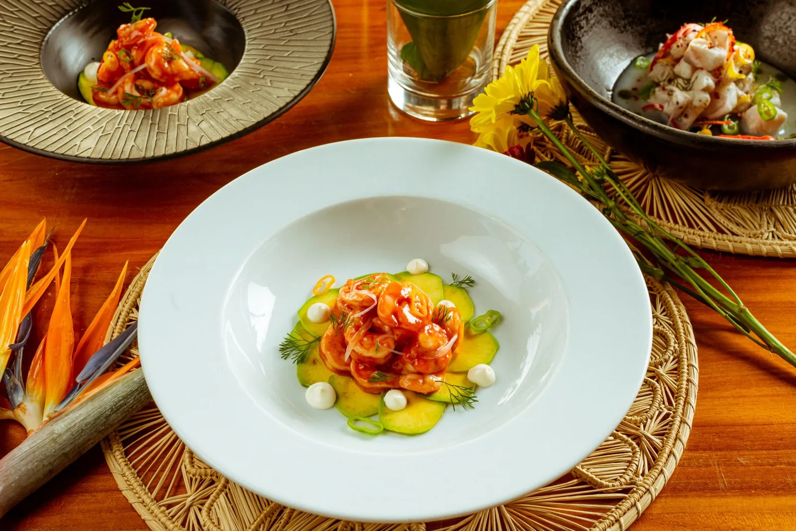 Ceviche y entradas de mar en la mesa del Fuerte del Pastelillo