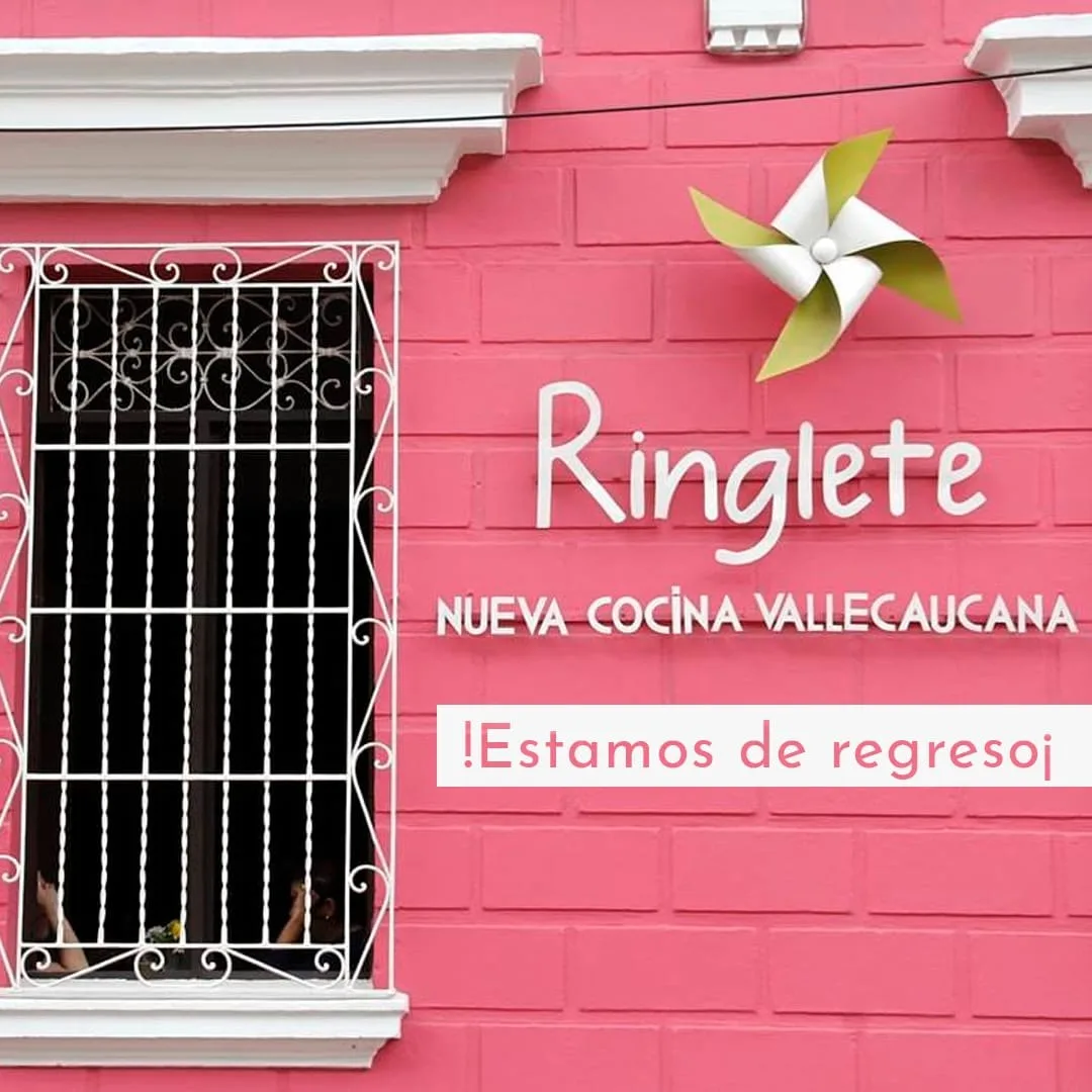 Fachada rosada de la nueva sede de Ringlete con el aviso de regreso