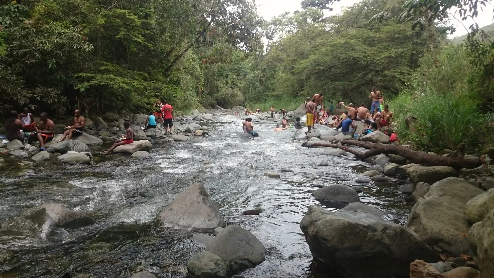 Bañistas en los charcos del río Pance