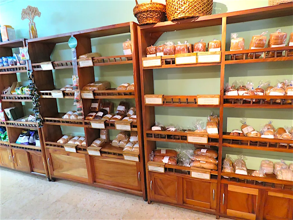 Estanterías de madera de la panadería de Saludpan con panes empacados
