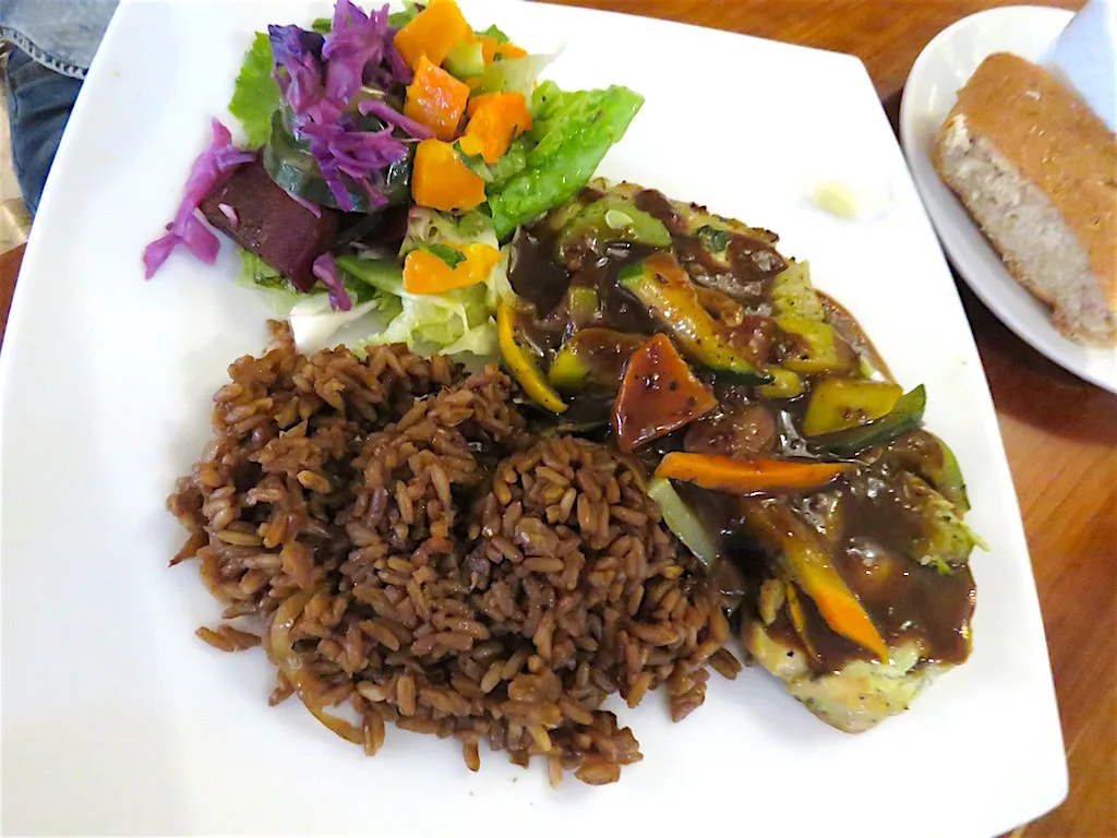 Plato del menú del día de Saludpan con arroz integral, verduras salteadas y ensalada