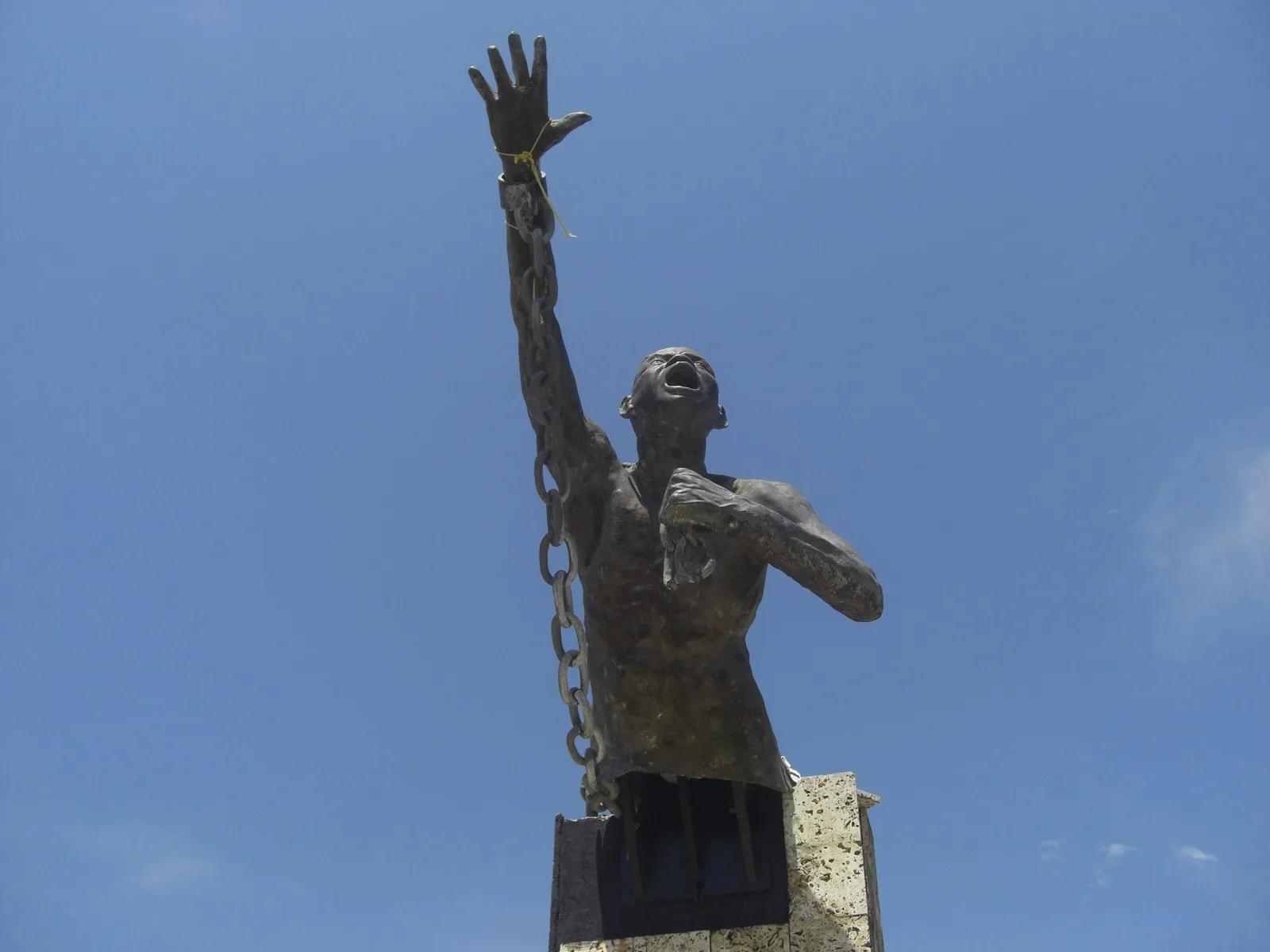 Estatua de Benkos Biohó con el brazo en alto y la cadena rota
