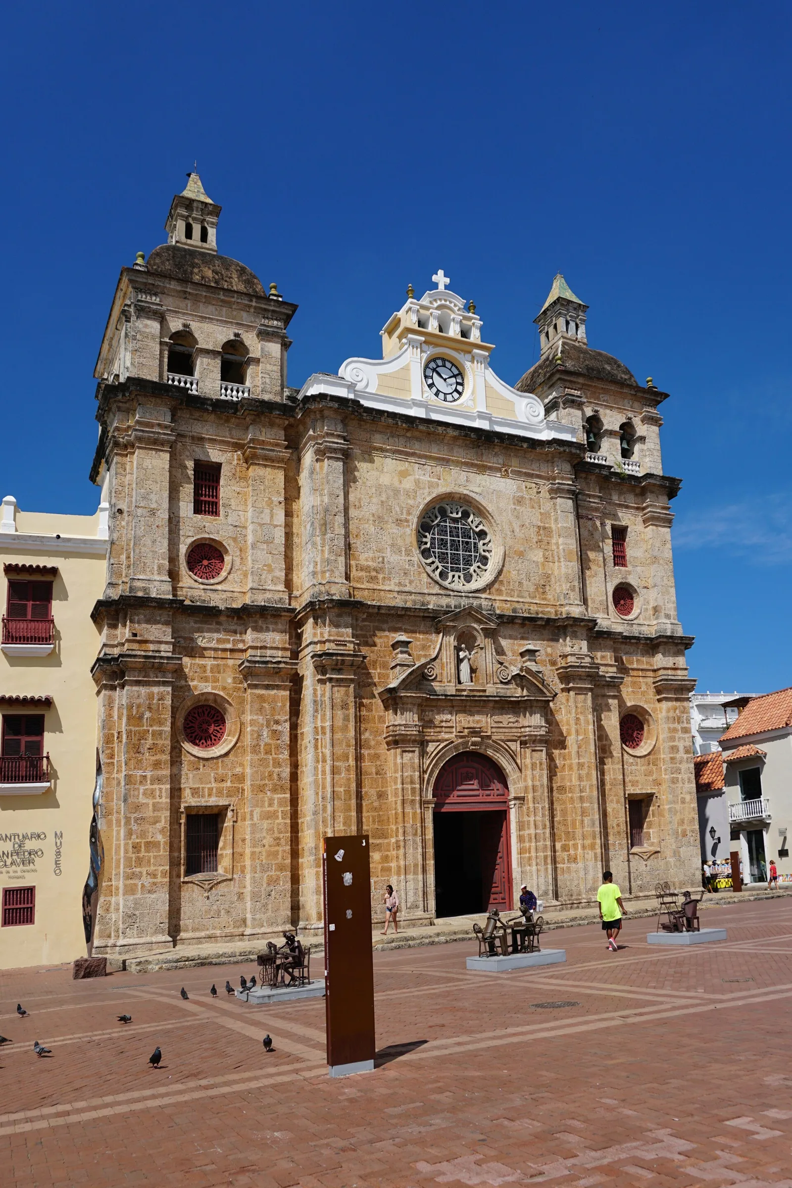 Fachada de piedra de la Iglesia de San Pedro Claver