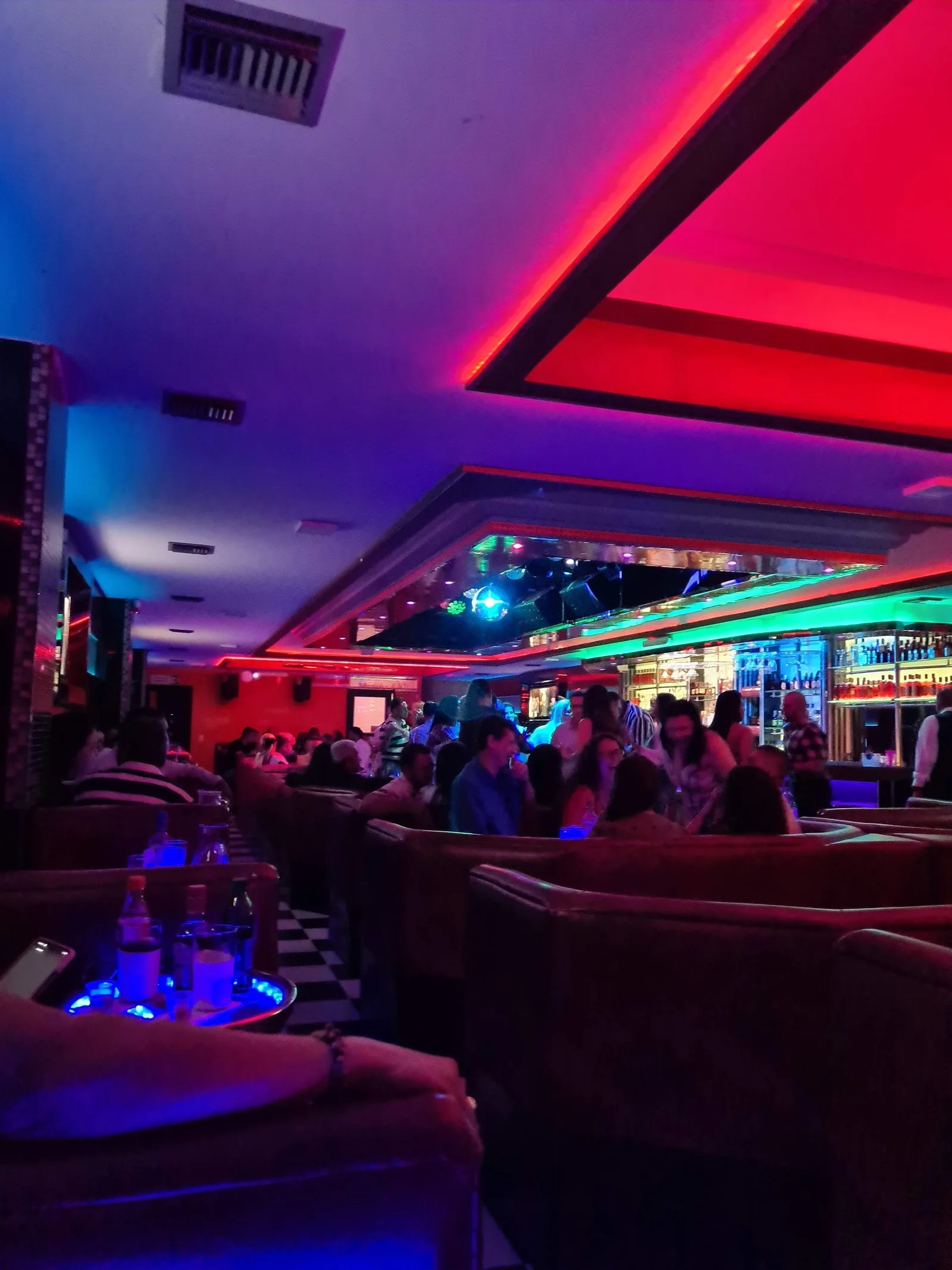 Salón de Siboney con sillones rojos y techo iluminado en rojo y azul