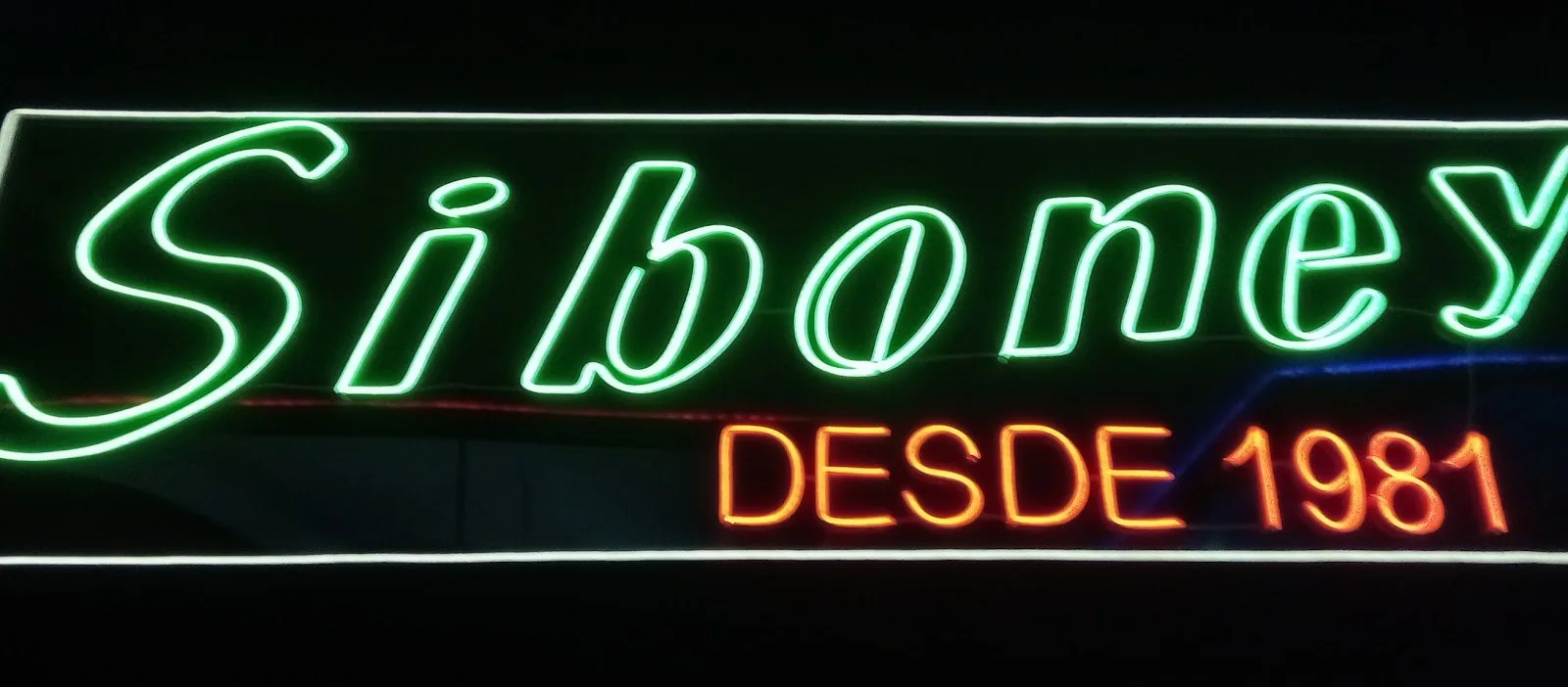 Letrero de neón de Siboney con la frase desde 1981