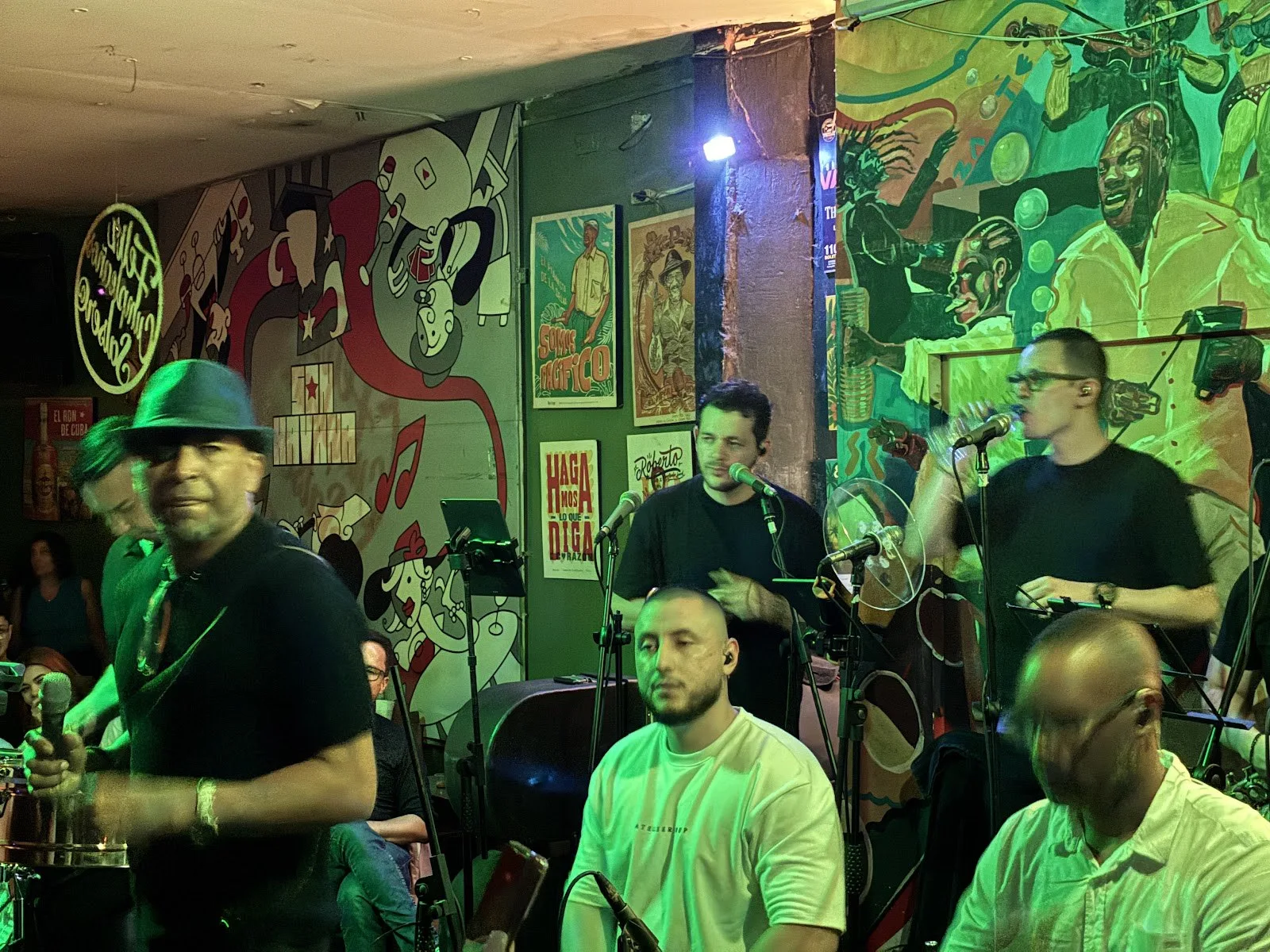 Orquesta tocando frente a los murales de Son Havana en Laureles