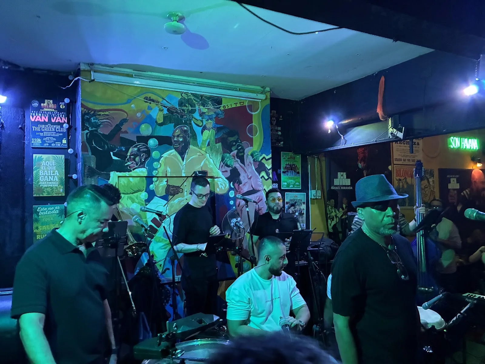 Músicos de la orquesta en la tarima de Son Havana