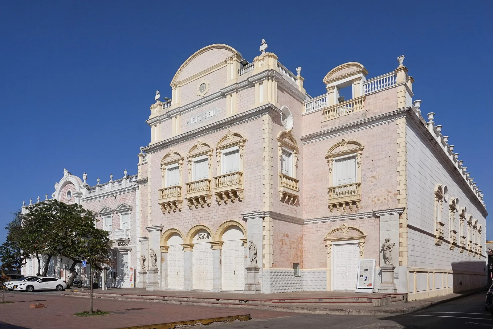 Fachada del Teatro Adolfo Mejía en la Plaza de la Merced
