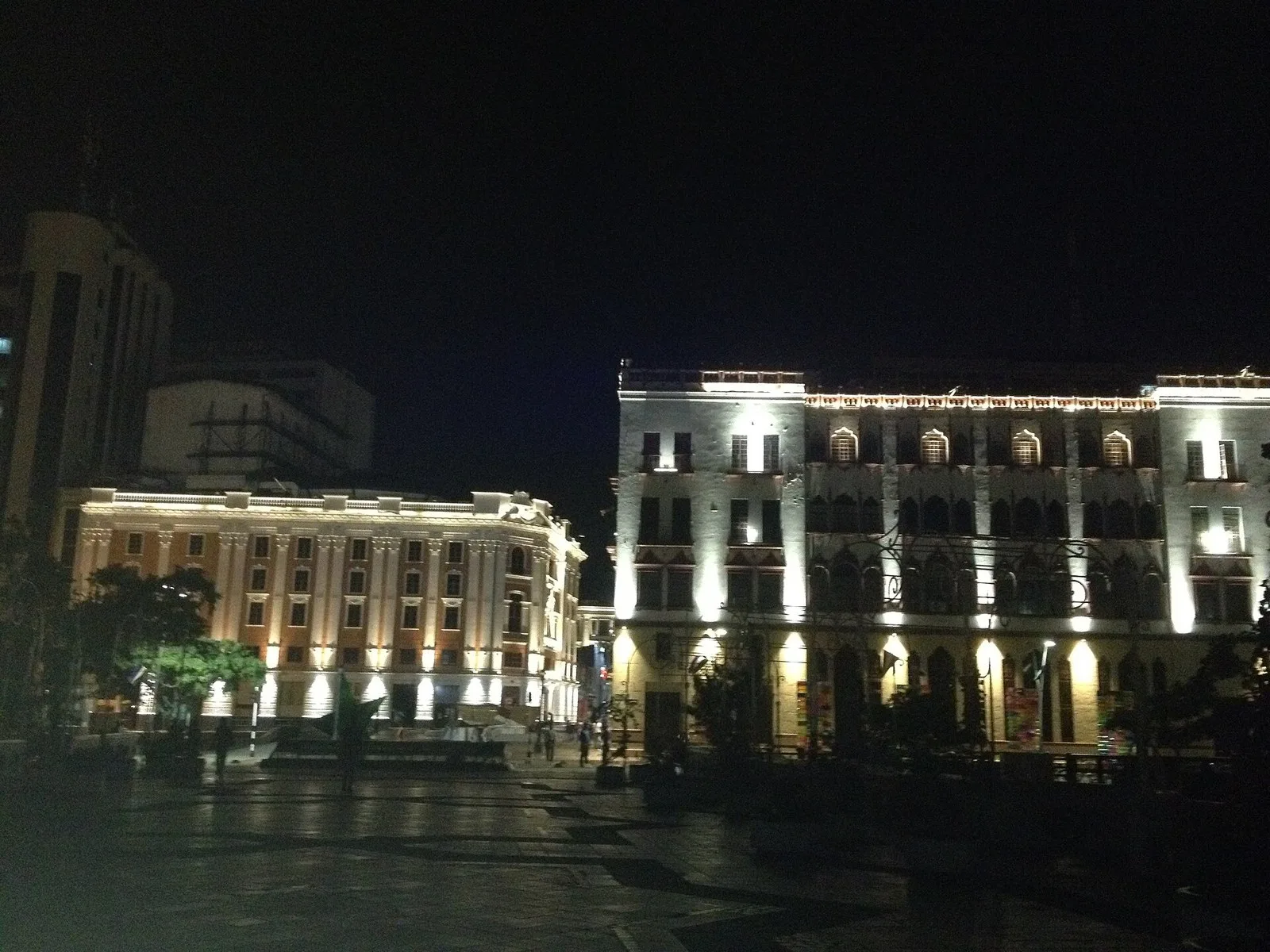El Teatro Jorge Isaacs y el edificio Coltabaco iluminados de noche