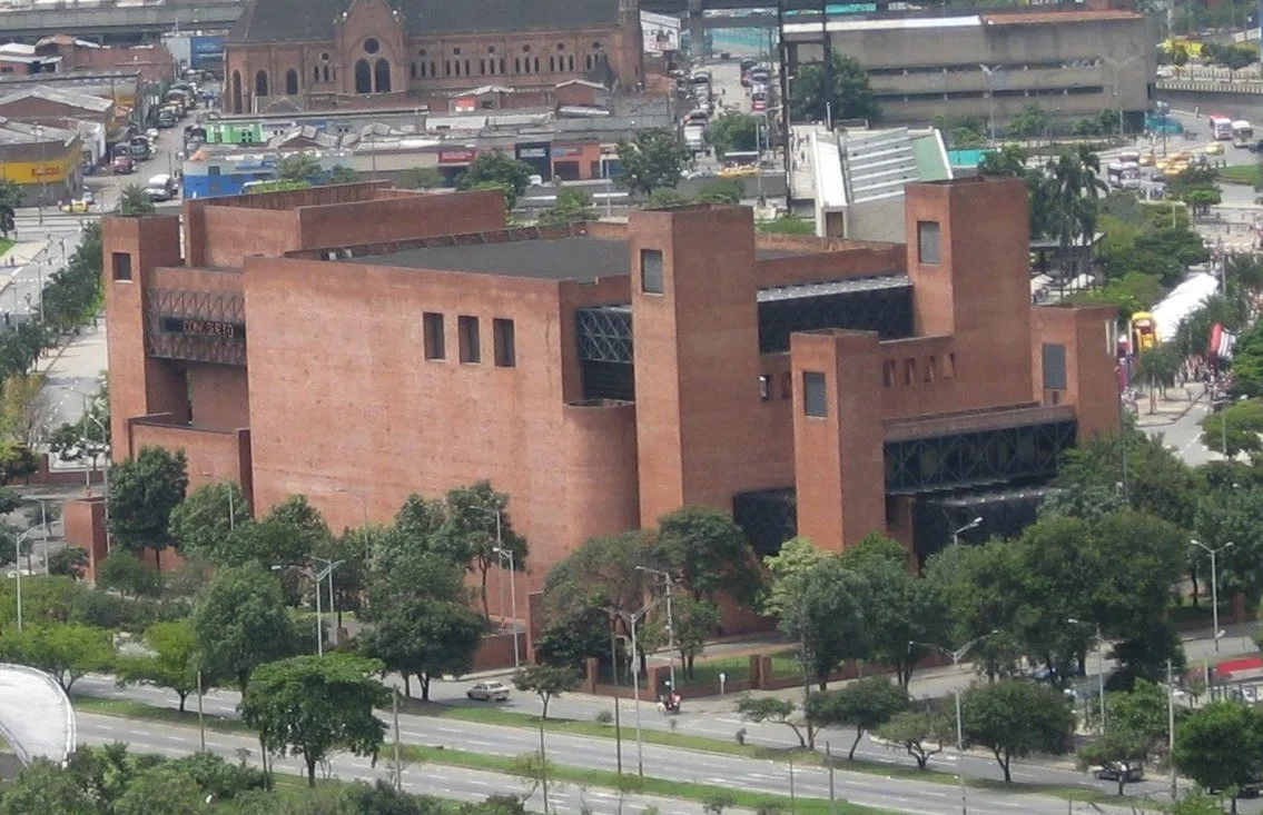 El Teatro Metropolitano de ladrillo visto desde lo alto, junto a la avenida