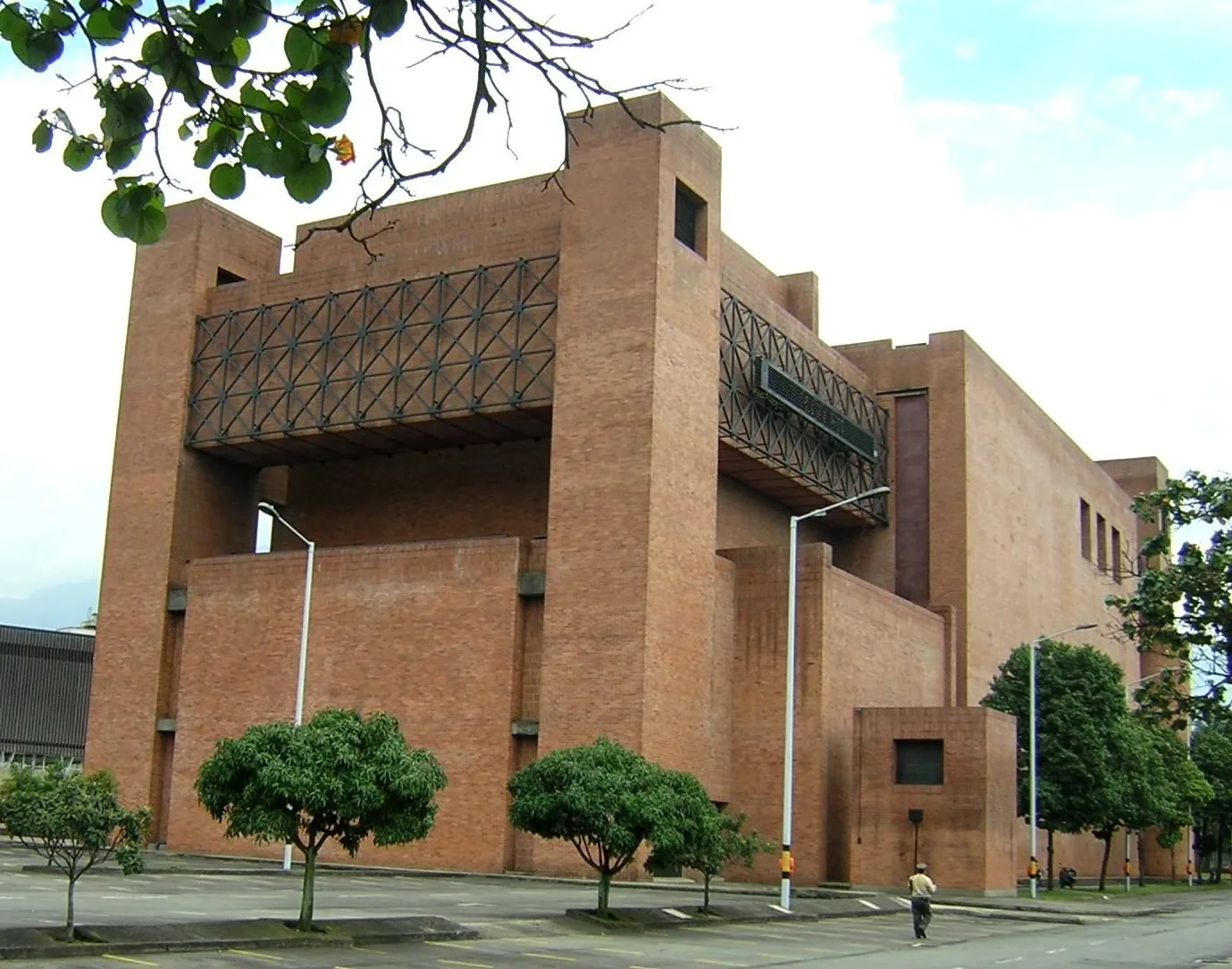 Fachada de ladrillo del Teatro Metropolitano