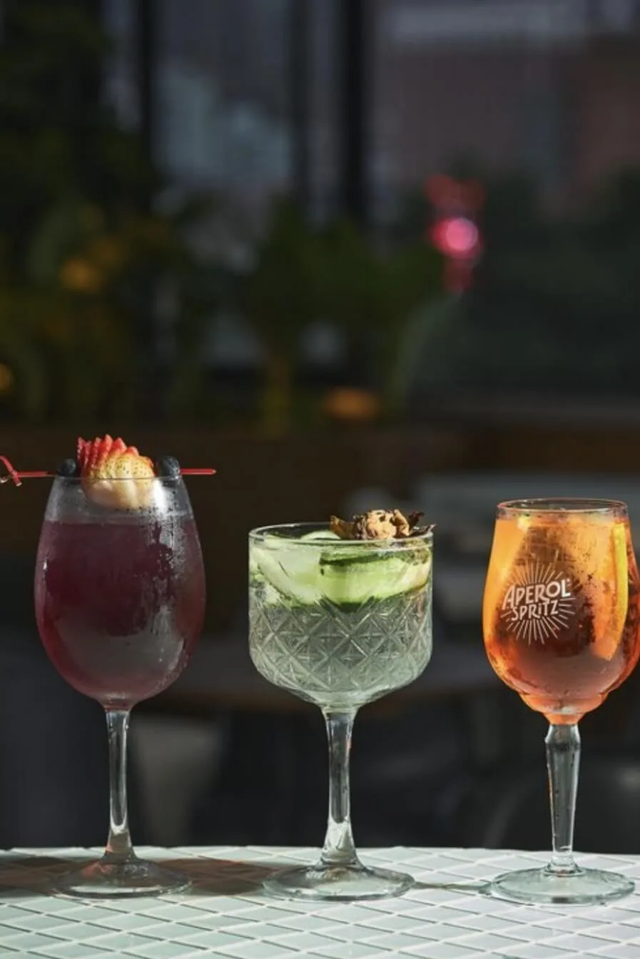 Tres spritz servidos en la terraza