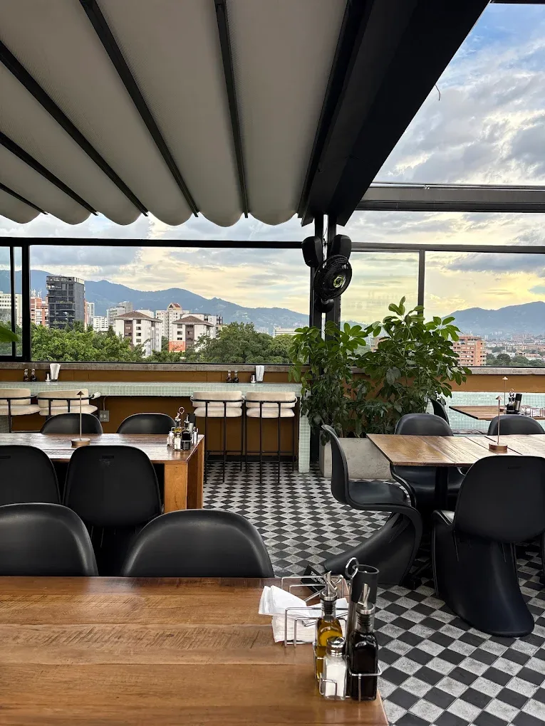 The Terrace, pizzería y bar de spritz