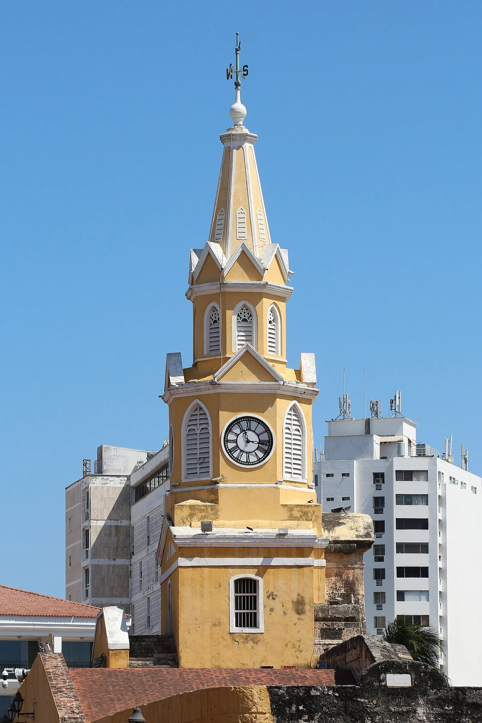 Torre del Reloj de Cartagena, amarilla y blanca, contra el cielo azul
