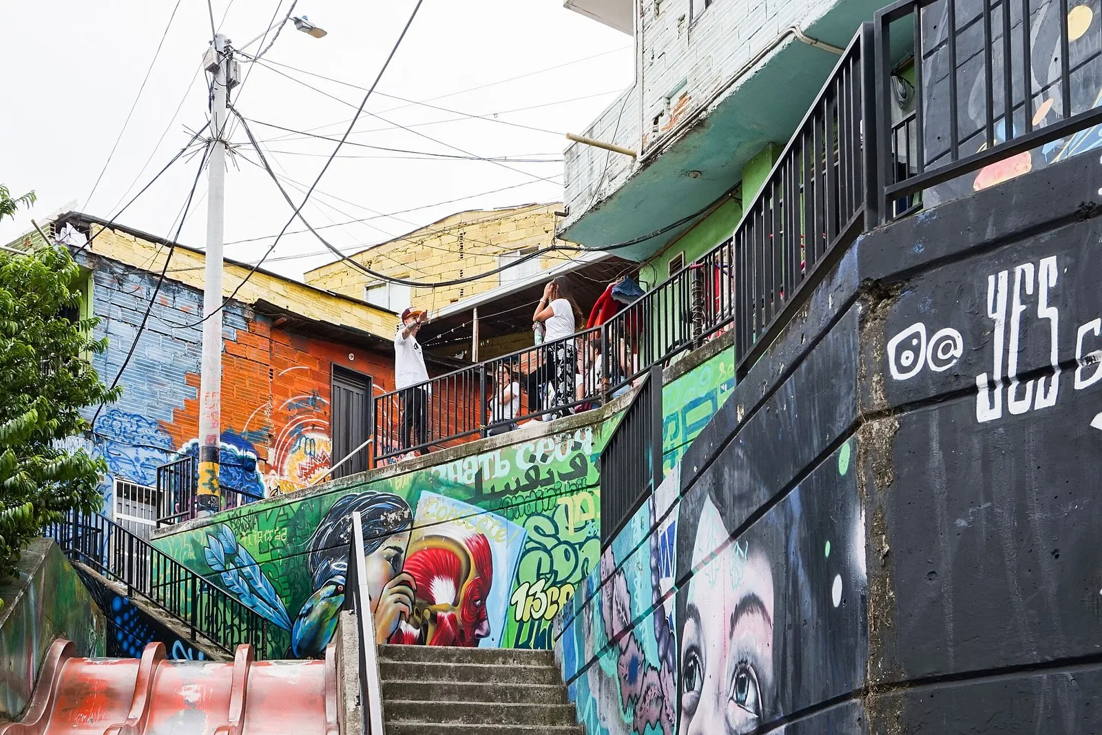 Escaleras eléctricas y grafitis en la Comuna 13
