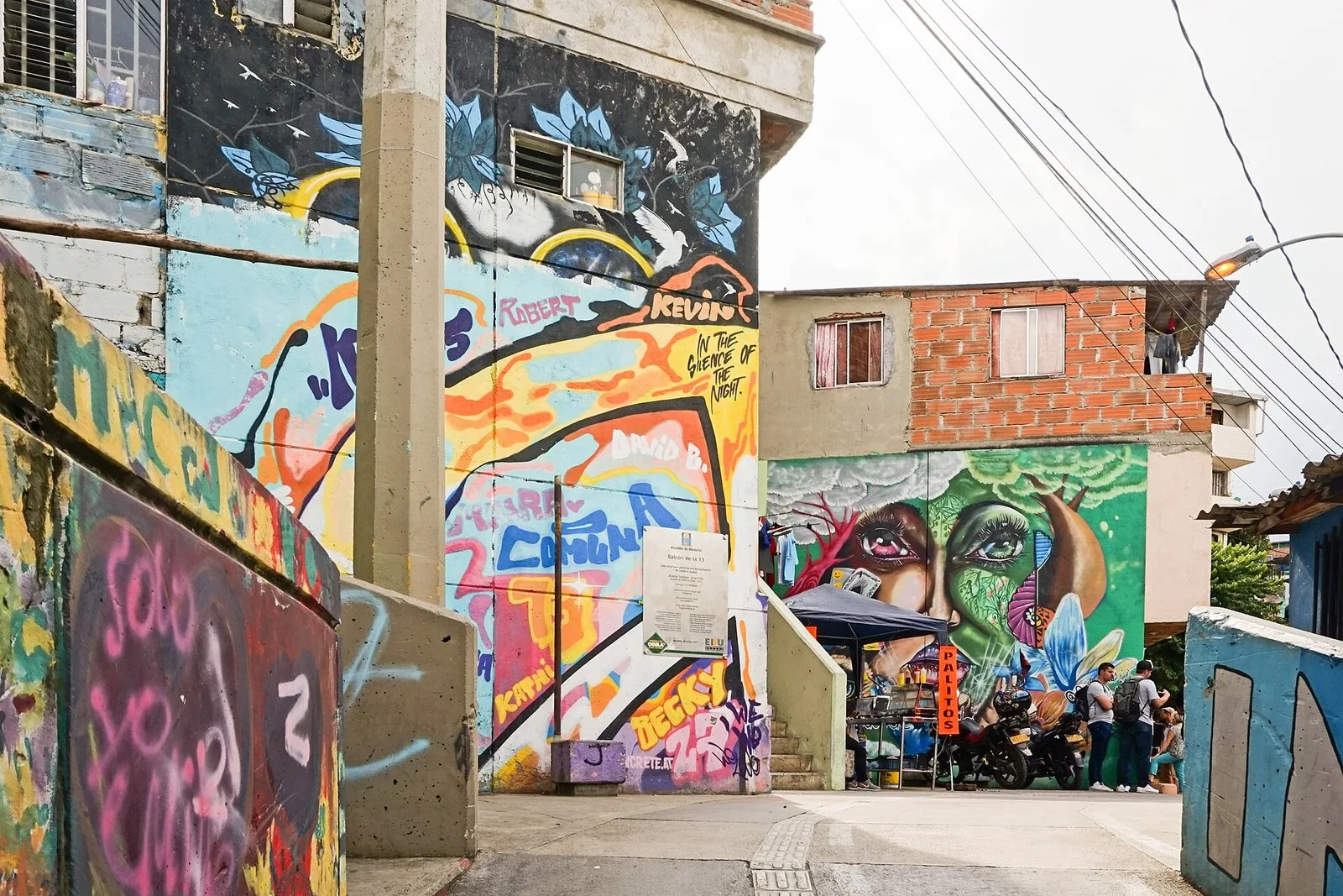 Calle con murales de grafiti en la Comuna 13