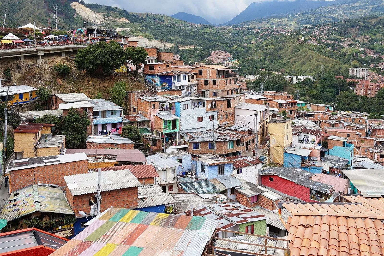 Casas de ladrillo de la Comuna 13 en la ladera, vistas desde arriba