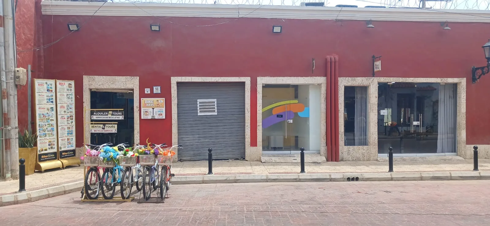 Bicicletas de alquiler frente al local de Bike & Arts en la Media Luna