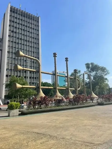 Fachada gótica de la iglesia La Ermita, una de las paradas del tour a pie por el centro de Cali