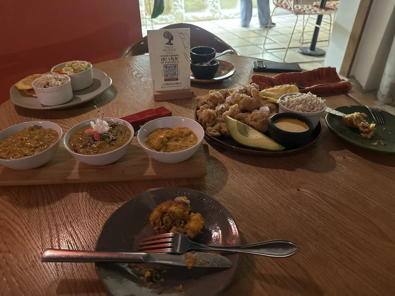 Mesa con varios platos del Pacífico para compartir en Valle Pacífico