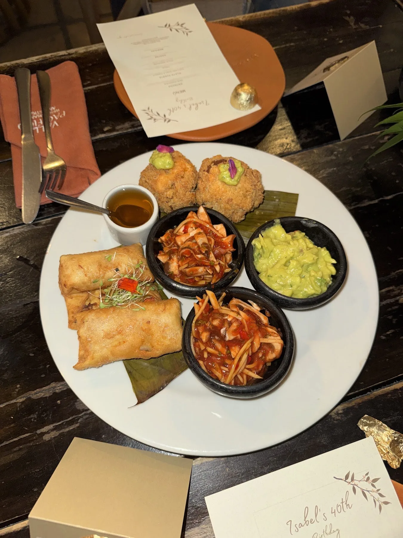 Plato de entradas con empanadas y salsas en Valle Pacífico