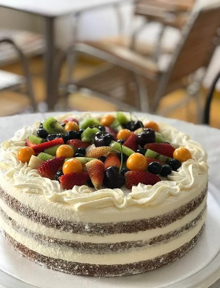 Torta de crema con fresas, uchuvas y kiwi en Zahavi