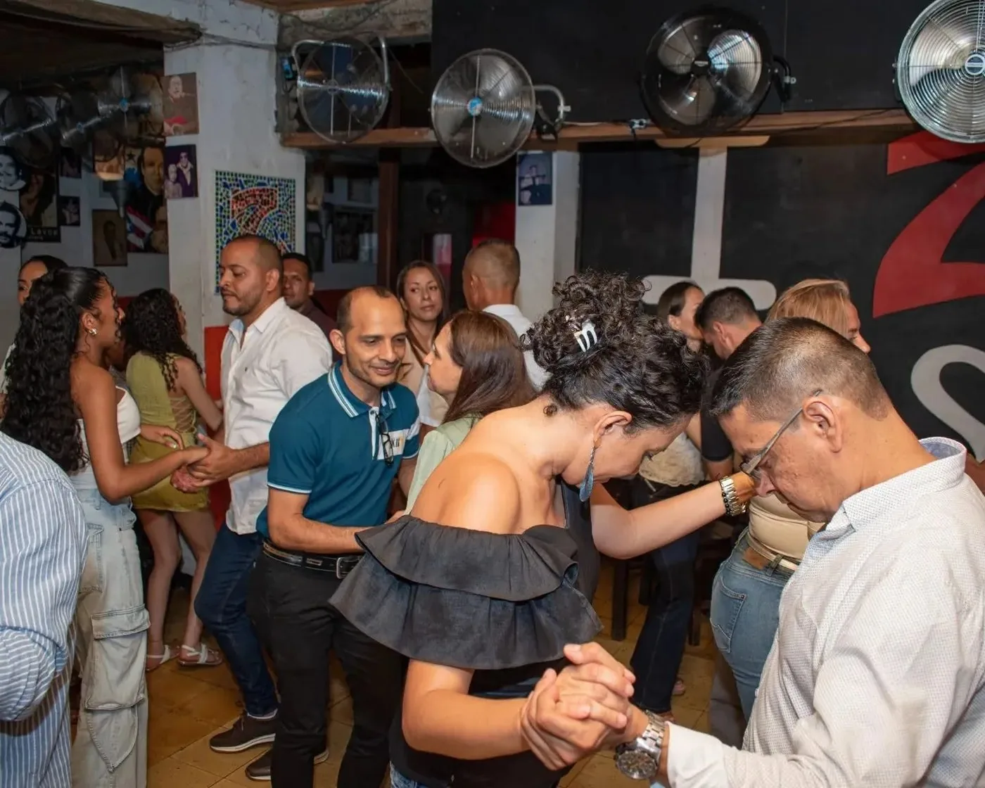 Zaperoco lleno de bailadores