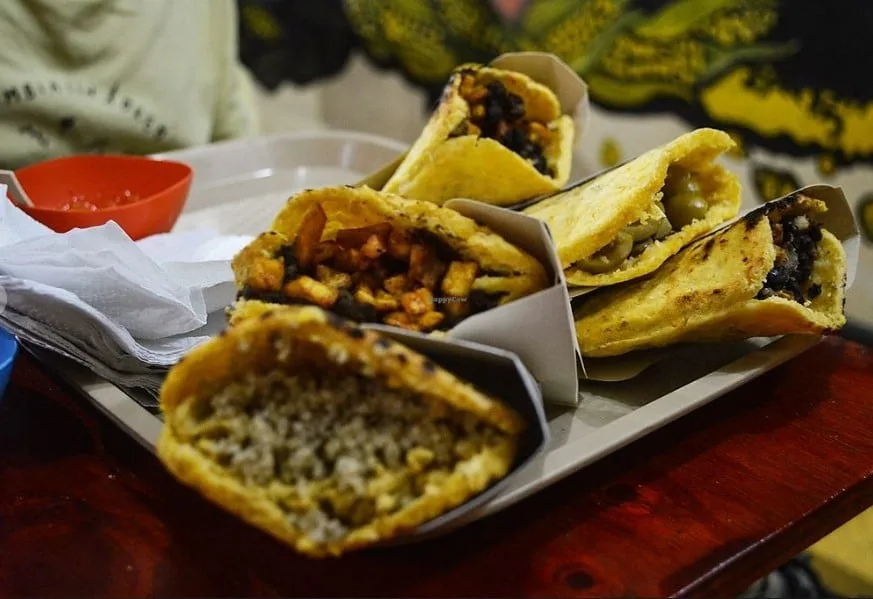 Bandeja con arepas cuadradas rellenas de Zea Maíz