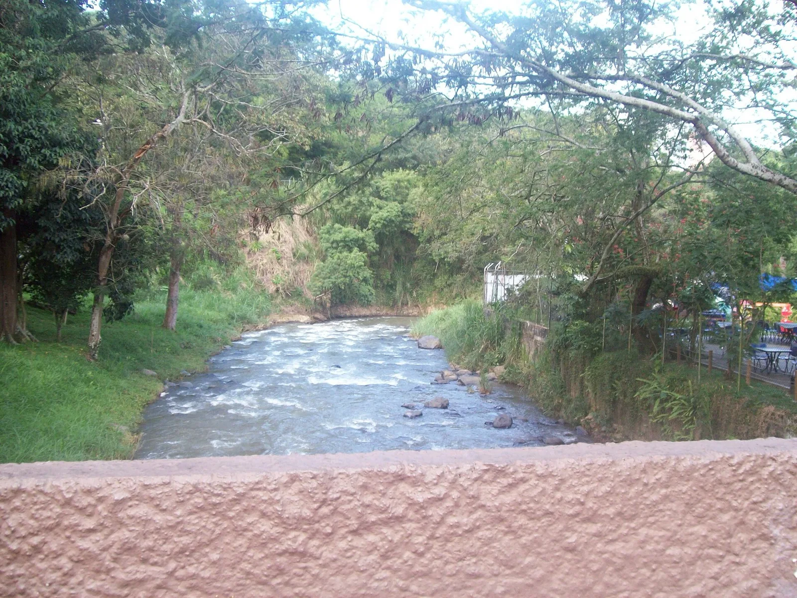 El río Cali atravesando el Zoológico de Cali