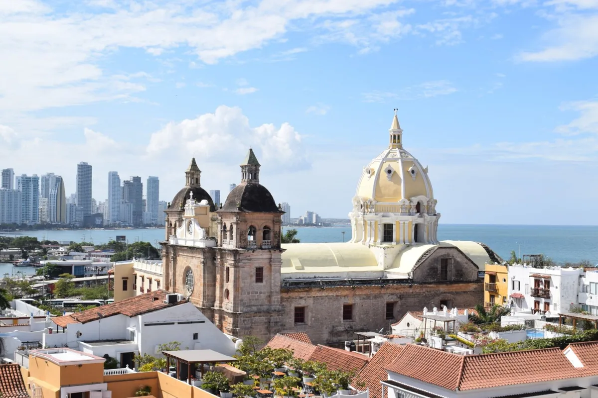Centro histórico de Cartagena con la cúpula de San Pedro Claver